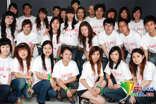 林寶（中）參加四川汶川大地震“匯愛(ài)成川　點(diǎn)燃希望”慈善義演。本人供圖