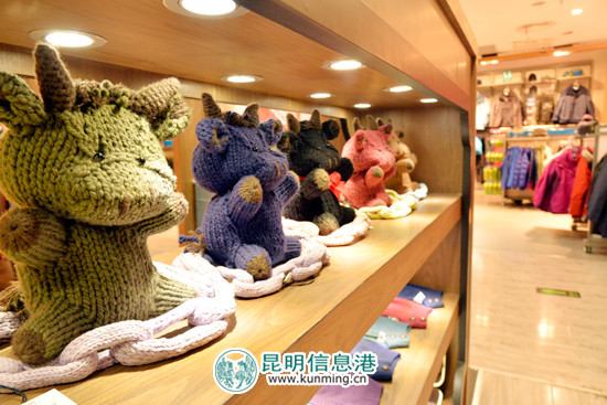 傳統(tǒng)手藝賦予現(xiàn)代創(chuàng)意 拾翠打造人人能用的滇文化工藝品 傳統(tǒng)手藝賦予現(xiàn)代創(chuàng)意 拾翠打造人人能用的滇文化工藝品