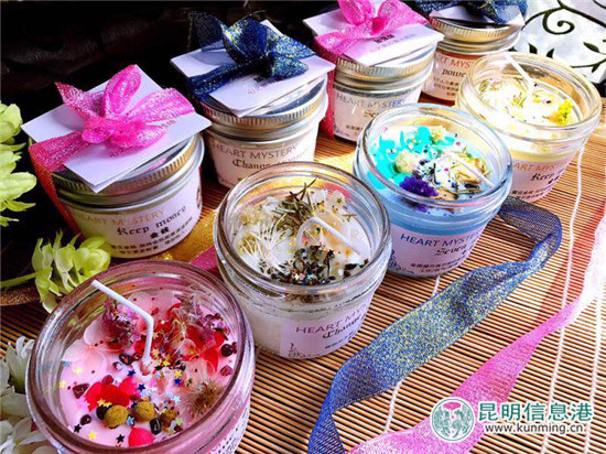 塔羅占卜師海百合亮相草莓音樂節(jié)創(chuàng)意市集