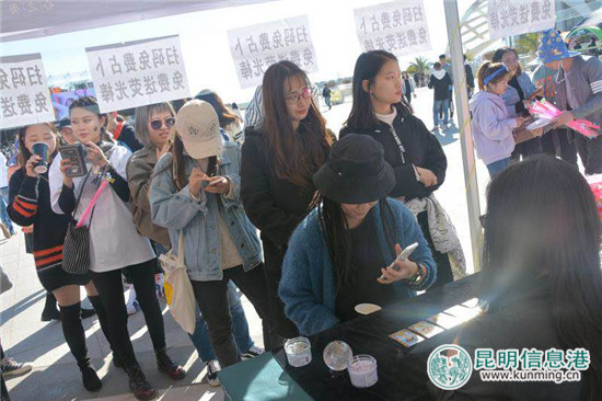 塔羅占卜師海百合亮相草莓音樂節(jié)創(chuàng)意市集