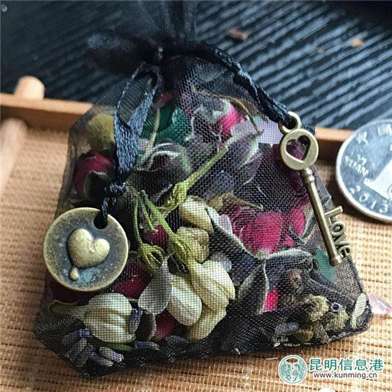 塔羅占卜師海百合亮相草莓音樂節(jié)創(chuàng)意市集