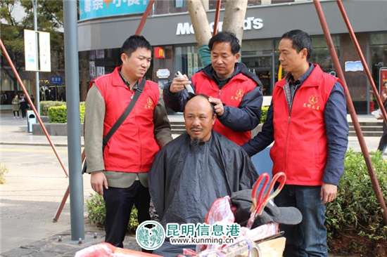 12·5國(guó)際志愿者日 昆明之美志愿者為流浪者理發(fā)