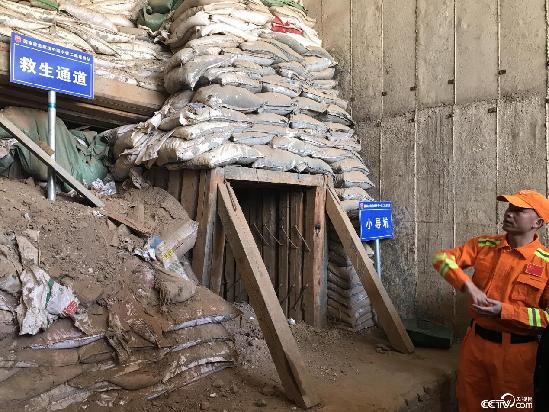 隊長文舟講解救援方法，右下角為人工打通的小導坑通道（模型）