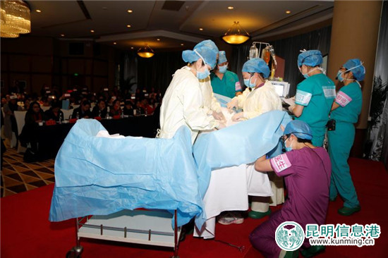 降低孕產(chǎn)婦死亡率新措施 云南省婦幼保健院舉行應(yīng)急搶救演練 降低孕產(chǎn)婦死亡率新措施 云南省婦幼保健院舉行應(yīng)急搶救演練