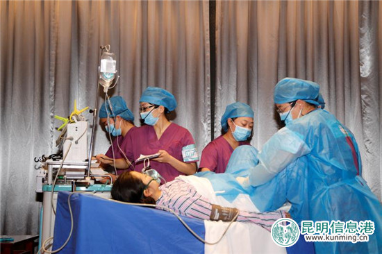 降低孕產(chǎn)婦死亡率新措施 云南省婦幼保健院舉行應(yīng)急搶救演練 降低孕產(chǎn)婦死亡率新措施 云南省婦幼保健院舉行應(yīng)急搶救演練