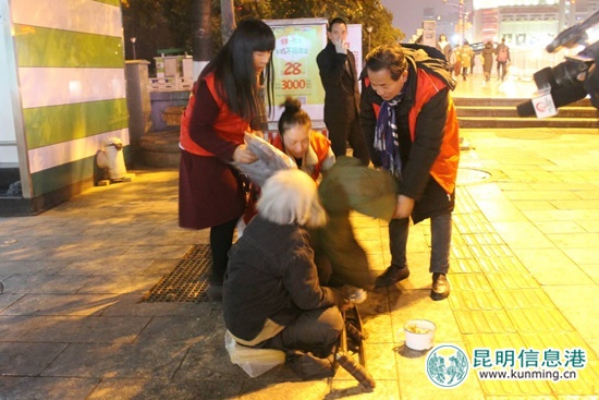 昆明之美志愿者寒夜為流浪者發(fā)棉衣送“溫暖”