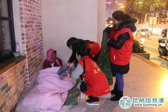 昆明之美志愿者寒夜為流浪者發(fā)棉衣送“溫暖”
