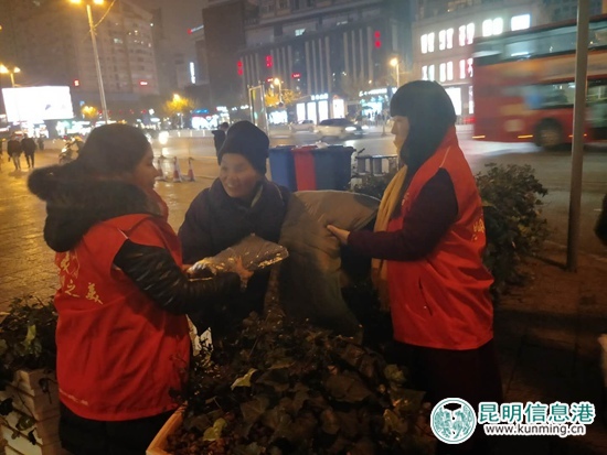昆明之美志愿者寒夜為流浪者發(fā)棉衣送“溫暖”