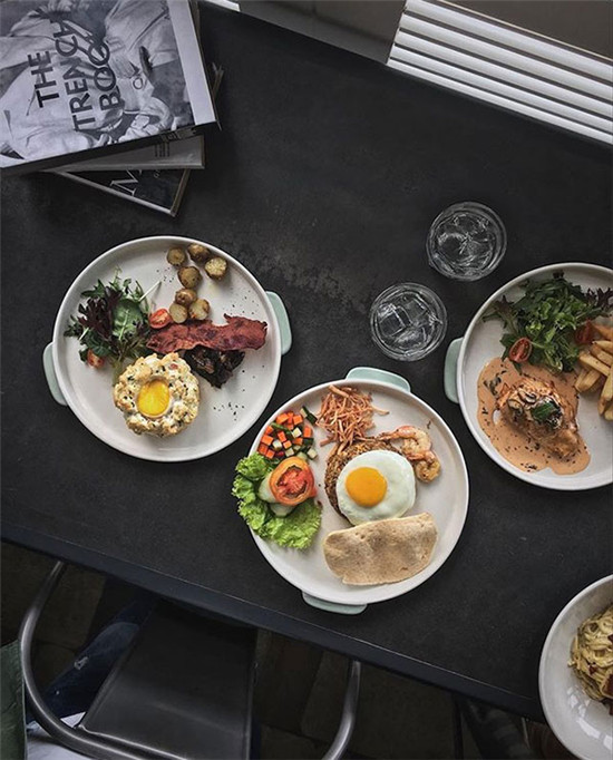 擺一擺桌面的餐具 選好構(gòu)圖拍出好片