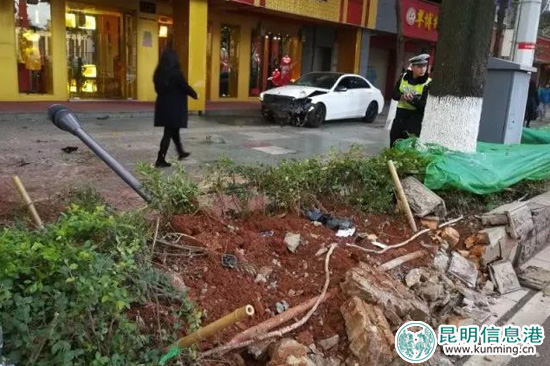 奔馳轎車清晨“飛越”綠化帶 肇事司機(jī)找人頂包被識破