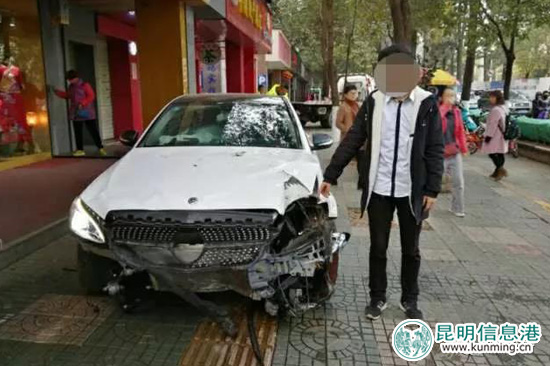 奔馳轎車清晨“飛越”綠化帶 肇事司機(jī)找人頂包被識破