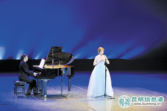 中俄藝術(shù)交流晚會(huì)上俄羅斯藝術(shù)家演唱歌劇片段。