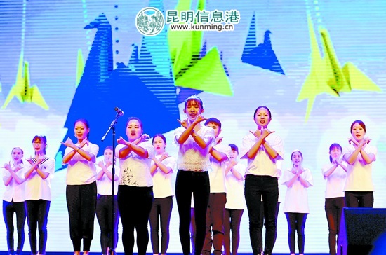 高校大學(xué)生用手語(yǔ)呼吁關(guān)愛聽障人士。記者王俊星/攝