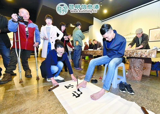 優(yōu)秀殘疾青年楊孟衡腳書不忘初心。記者王俊星/攝