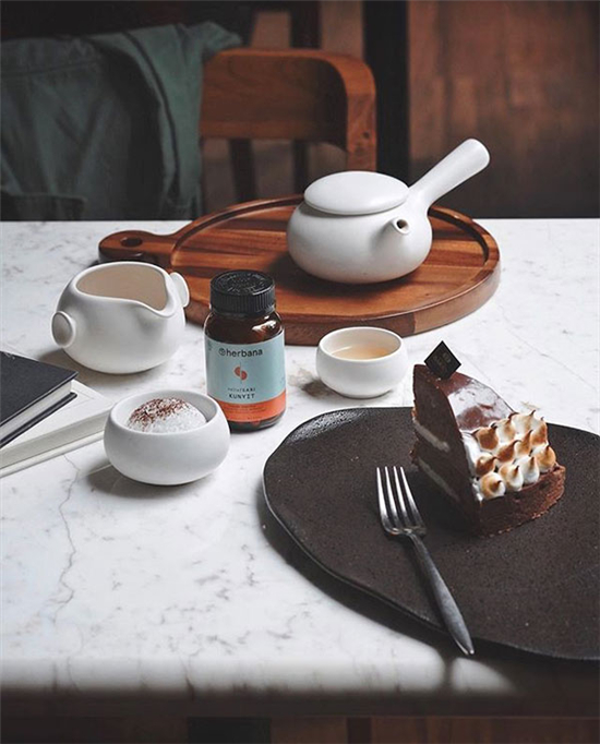 擺一擺桌面的餐具 選好構圖拍出好片