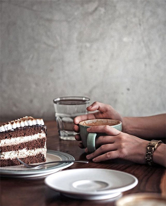 擺一擺桌面的餐具 選好構圖拍出好片