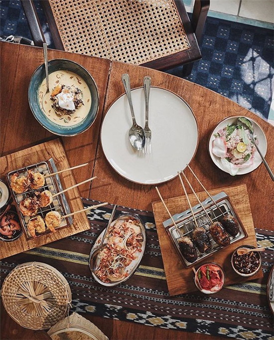 擺一擺桌面的餐具 選好構圖拍出好片