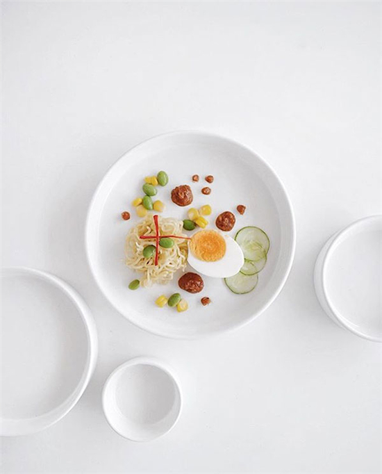 擺一擺桌面的餐具 選好構圖拍出好片