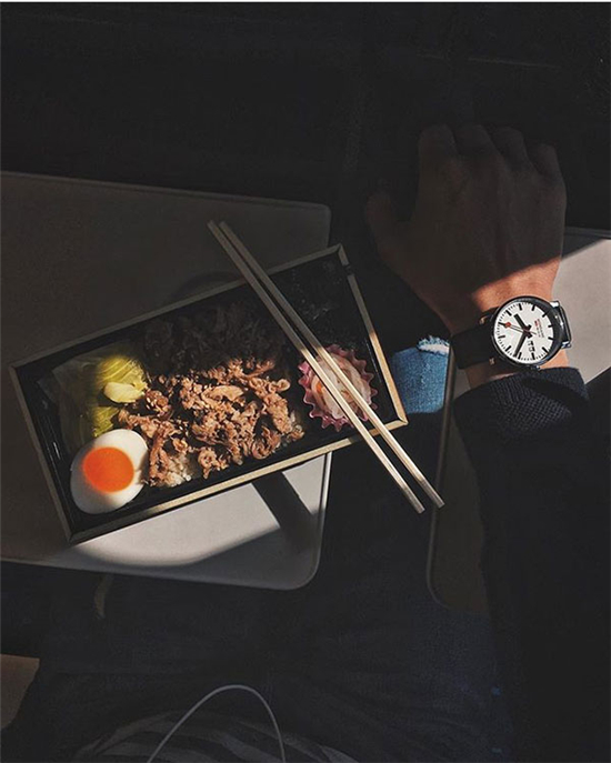 擺一擺桌面的餐具 選好構圖拍出好片