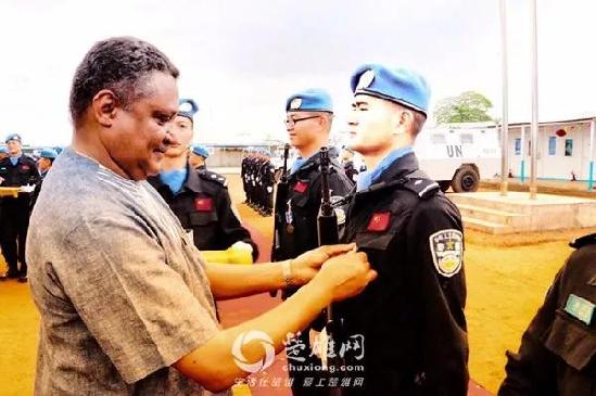 聯(lián)合國秘書長副特別代表雅庫伯·海羅給李波(右)授予聯(lián)合國和平勛章 聯(lián)合國秘書長副特別代表雅庫伯·海羅給李波(右)授予聯(lián)合國和平勛章