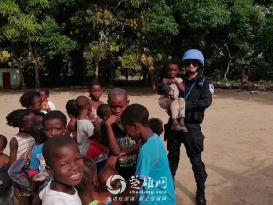 李波在利比里亞武裝巡邏中與當?shù)貎和嫌? border= 李波在利比里亞武裝巡邏中與當?shù)貎和嫌? align=