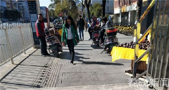 昆明地鐵站口黑車司機(jī)瘋狂搶客