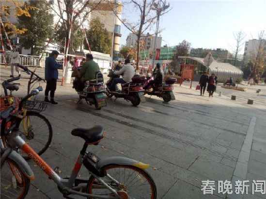 昆明地鐵站口黑車司機(jī)瘋狂搶客