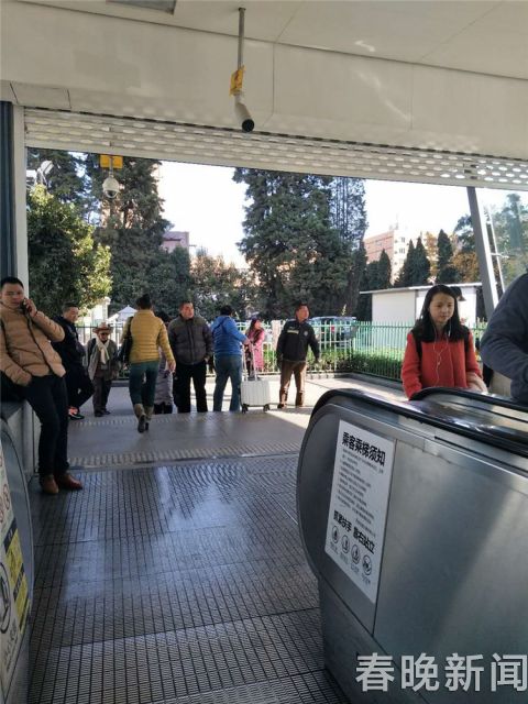 昆明地鐵站口黑車司機(jī)瘋狂搶客