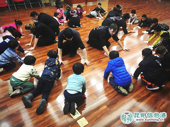 《魔法師的白手套》大師工作坊開課 帶領(lǐng)孩子“指尖造夢” 《魔法師的白手套》大師工作坊開課 帶領(lǐng)孩子“指尖造夢”