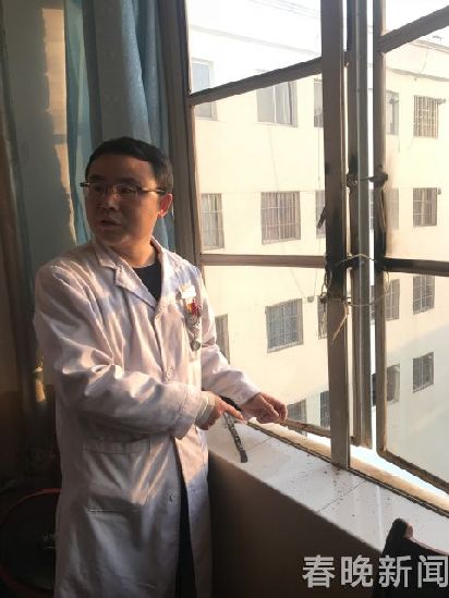 男子爬醫(yī)院窗戶欲跳樓 生死一線間被醫(yī)務(wù)人員救下 男子爬醫(yī)院窗戶欲跳樓 生死一線間被醫(yī)務(wù)人員救下