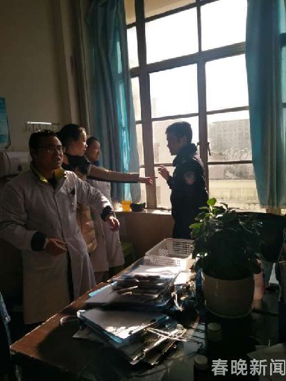 男子爬醫(yī)院窗戶欲跳樓 生死一線間被醫(yī)務(wù)人員救下 男子爬醫(yī)院窗戶欲跳樓 生死一線間被醫(yī)務(wù)人員救下