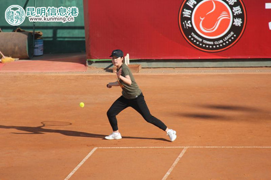 選手們認(rèn)真參加比賽。