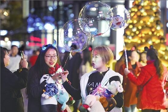 昆明連續(xù)兩年文明過平安夜 環(huán)衛(wèi)工人11點(diǎn)半下班