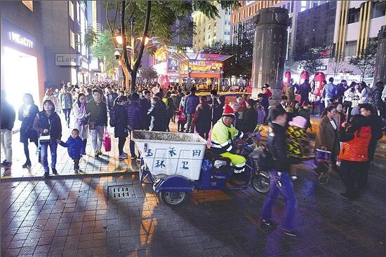 昆明連續(xù)兩年文明過平安夜 環(huán)衛(wèi)工人11點(diǎn)半下班