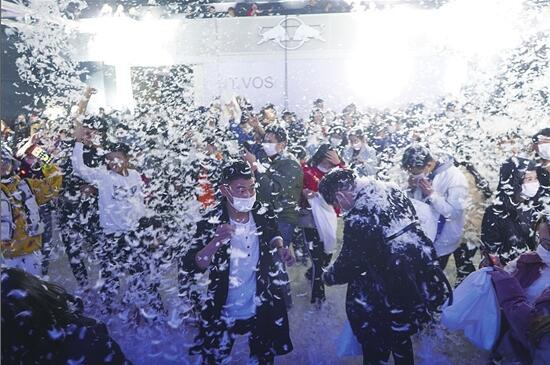 昆明連續(xù)兩年文明過平安夜 環(huán)衛(wèi)工人11點(diǎn)半下班