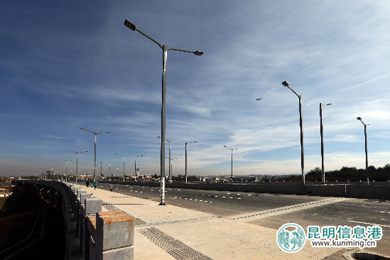 對龍江大橋。