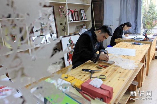 云南騰沖：古老皮影在逆境中復(fù)興