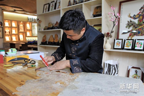 云南騰沖：古老皮影在逆境中復(fù)興