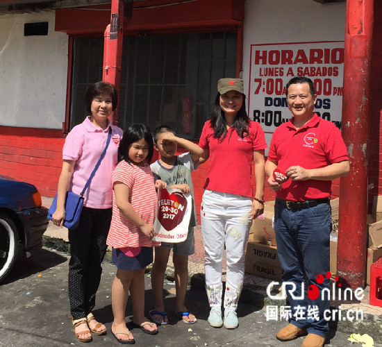    張雪云（右二）在2017年11月和花縣同鄉(xiāng)會僑務(wù)組成員一起上街募捐慈善公益活動，與熱心華裔僑胞合影（受訪者供圖）