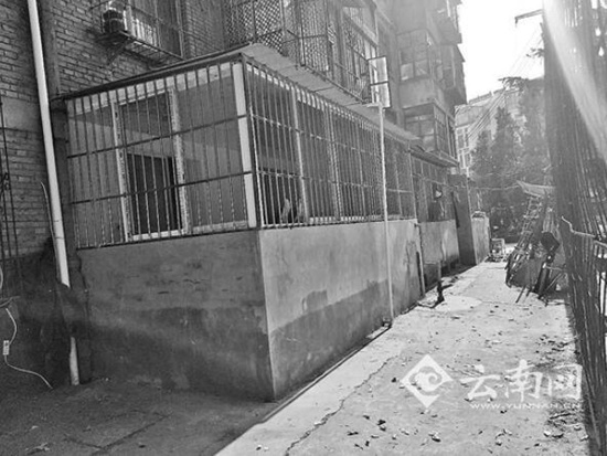 昆明啤酒廠生活區(qū)擴建陽臺修院子 消防通道無處尋