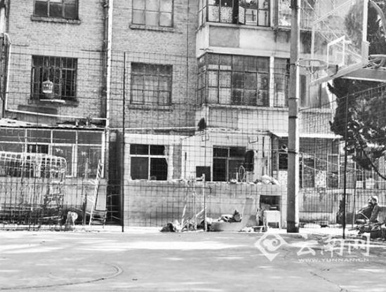 昆明啤酒廠生活區(qū)擴建陽臺修院子 消防通道無處尋