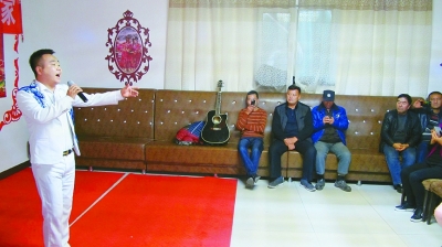 吳生錄正為村民們演唱歌曲。