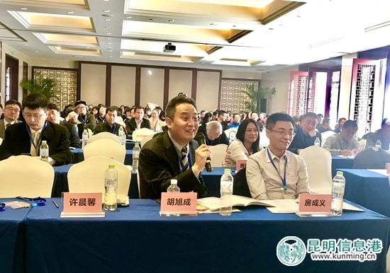 北京風(fēng)尚天成文化發(fā)展有限公司董事長胡旭成與嘉賓互動(dòng)。