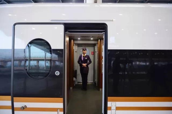 世界最快高鐵“復(fù)興號(hào)”昆明首秀 Wifi全覆蓋 世界最快高鐵“復(fù)興號(hào)”昆明首秀 Wifi全覆蓋