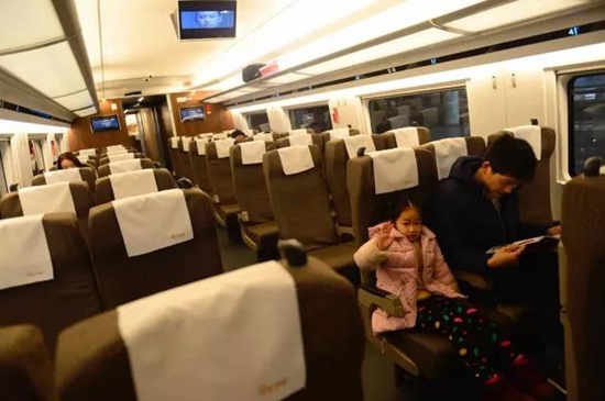 世界最快高鐵“復(fù)興號(hào)”昆明首秀 Wifi全覆蓋 世界最快高鐵“復(fù)興號(hào)”昆明首秀 Wifi全覆蓋