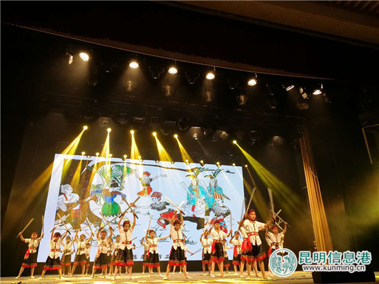 云南首部民族美育教程小學(xué)階段課程在昆明勝利堂進(jìn)行匯報展示