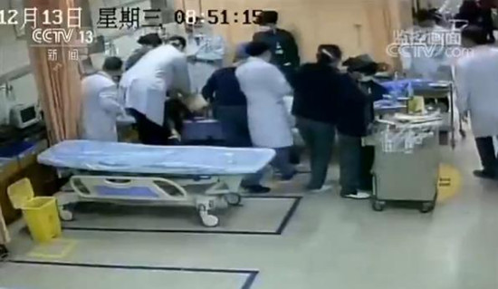 不放棄！老人5次心跳驟停 醫(yī)護(hù)人員緊急施救老人終被成功救治