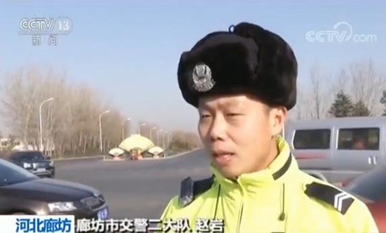 點贊交警！心梗病人遇早高峰 交警開辟綠色通道護送就醫(yī)