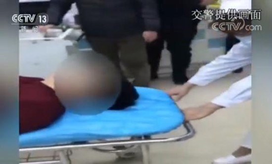 點贊交警！心梗病人遇早高峰 交警開辟綠色通道護送就醫(yī)