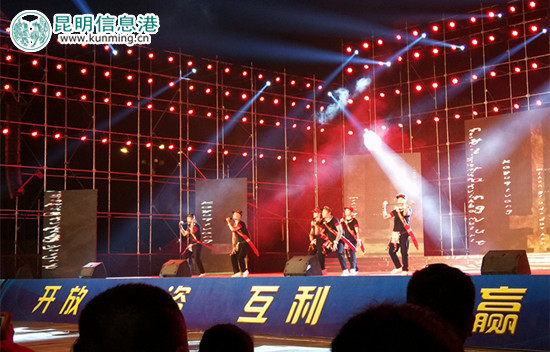 “一馬跑兩國(guó)”跨年晚會(huì)舉行 中緬胞波共迎新年